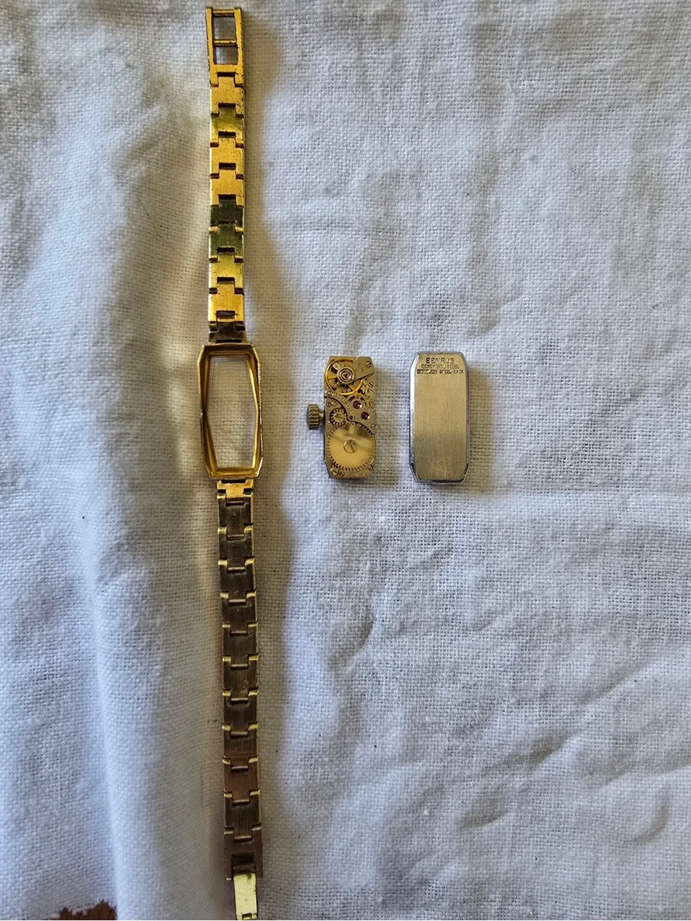 Vintage Ladies Benrus 17-Jewel Manual Wind Watch